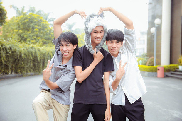 Kênh YouTube 1977 Vlog trở thành hiện tượng mạng khi cho ra đời hàng loạt vlog lấy cảm hứng từ các tác phẩm văn học Việt Nam như Vợ Chồng A Phủ, Chí Phèo, Lão Hạc,…và tái hiện lại dưới dạng phim cổ điển.