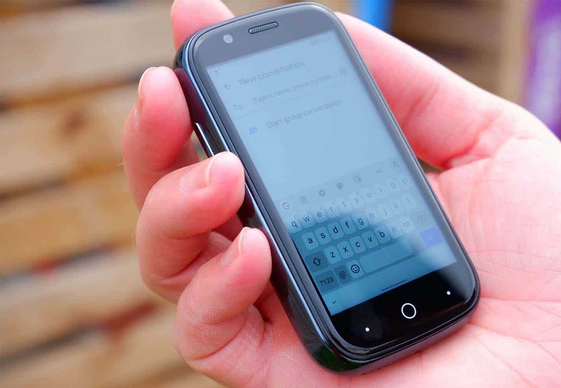 Bên cạnh điểm yếu về máy ảnh, Jelly 2 được đánh giá là quá dày (16,5 mm), gần gấp đôi độ dày của iPhone 11 (8,3 mm), điều này tạo cảm giác nặng nề, kém linh hoạt.