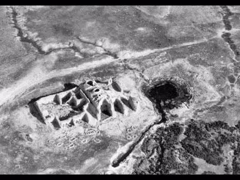 Mặt trăng bị nghi ngờ là sản phẩm nhân tạo, đó là các nhà khoa học phát hiện rất nhiều cấu trúc nhân tạo trên bề mặt của mặt trăng. Bề mặt của mặt trăng có dấu vết của rất nhiều hợp kim như titan, crôm, yttrium… Đây đều là những kim loại rất cứng, có khả năng chịu nhiệt cao, và không thể bị ăn mòn. Rất có thể nó thuộc bộ khung đã tạo lên kết cấu của mặt trăng do va chạm với thiên thạch mà văng ra. Một vệ tinh tự nhiên thì không thể được tạo thành bởi khung hợp kim như thế.