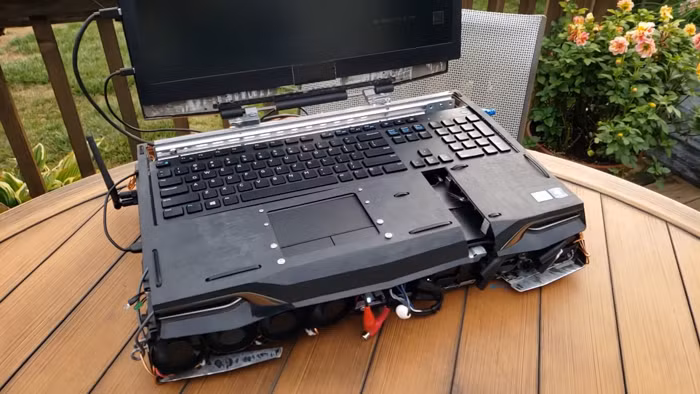 Vấn đề đầu tiên phải xử lý đó là CPU AMD Threadripper kích thước khá to, cho nên việc "nhét" nó vào không gian chật hẹp của laptop là một nhiệm vụ khó.