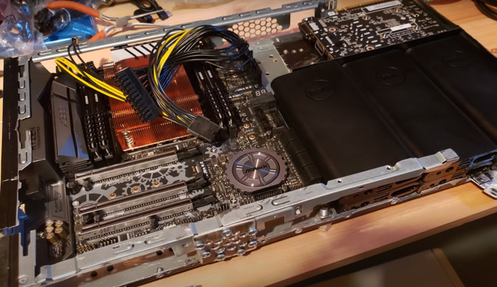 Jeff đã sử dụng bo mạch chủ ASRock X399M Taichi (kích thước Micro-ATX), 32 GB RAM Corsair Vengeance (3600 MHz), và card màn hình Zotac GTX 1050 Ti.