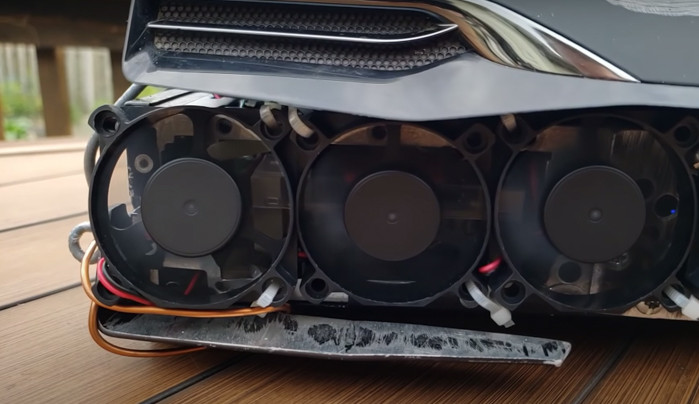 Khâu khó nhất ở đây là tìm cách cho chiếc laptop này chạy bằng pin. Sau nhiều lần thử nghiệm thì Jeff quyết định kết hợp nguồn HDPlex 400W ATX SFF với 6 cục pin dự phòng Dell Companion 18.000 mAh để tạo ra dòng điện 390 W.