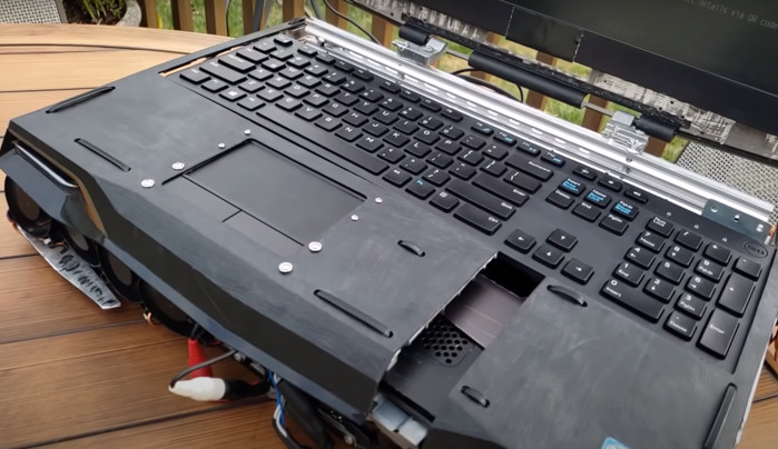 Bàn phím full với hành trình phím dài, bàn dê chuột touch pad tương tự nhưng một chiếc laptop bình thường.