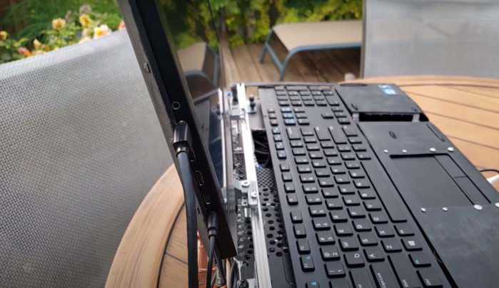 Về phần màn hình thì Jeff dùng màn hình di động 18,3" 4K đủ dùng.