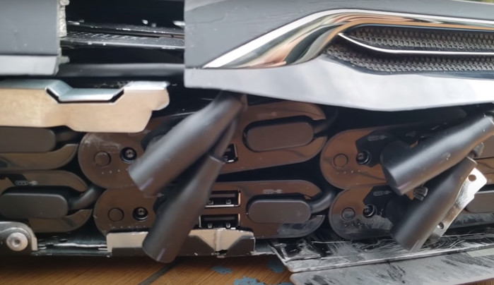 Các cổng kết nối chen chúc nhau trông chẳng khác gì một món đồ đồng nát nhưng chứa đựng trong đó rất nhiều linh kiện đáng giá.