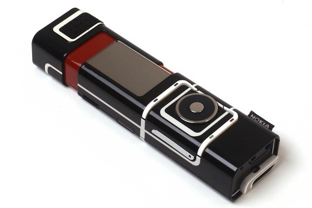 Trong quá khứ, Nokia có rất nhiều điện thoại có thiết kế tuyệt vời nhưng chắc chắn chiếc điện thoại này không nằm trong số đó. Vì hình dáng kỳ cục, Nokia 7280 được gọi một cách thân thương là điện thoại thỏi son. Thay vì bàn phím nó có vòng xoay gọi là Navi spinner. Vì thế, để nhắn tin bạn cần dùng vòng xoay để chọn từng ký tự, một trải nghiệm cực kỳ khổ sở.