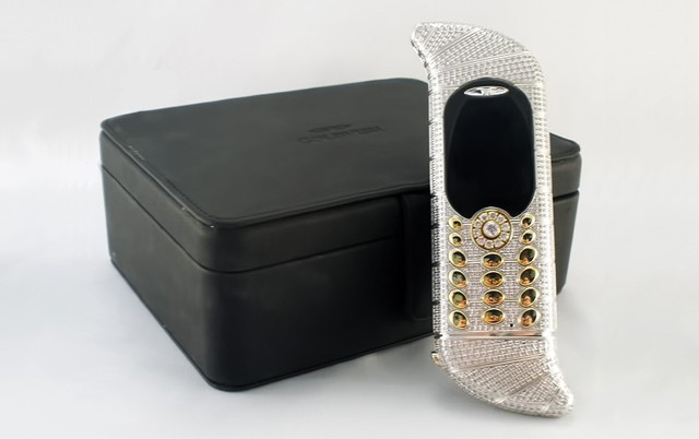 Goldvish Le Million là một trong những chiếc điện thoại xấu xí nhất trong lịch sử và cũng là một trong những chiếc điện thoại đắt nhất từng được bán ra. Với mức giá 1,3 triệu USD, Goldvish Le Million làm bằng vàng trắng 18-carat và gắn 1.800 viên kim cương. Tuy nhiên, những vật liệu xa xỉ không khiến chiếc điện thoại đẹp hơn.