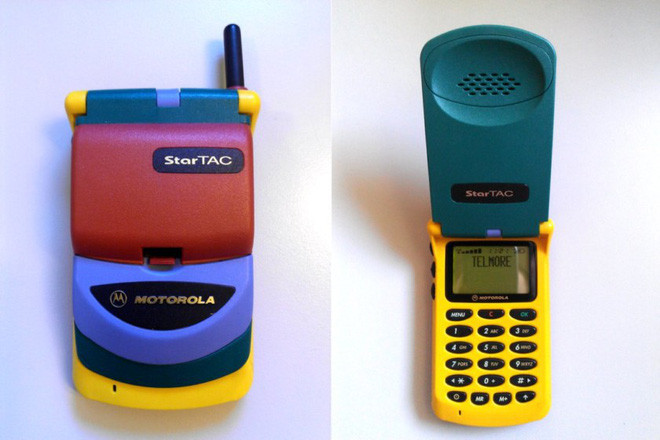 Motorola StarTac Rainbow trông giống như đồ chơi tặng kèm khi bạn mua sữa hoặc bỉm cho trẻ em. Thiết kế giống đồ chơi nhiều màu sặc sỡ và mặt trước không đồng đều của nó tạo ra cảm giác khó chịu khi nhìn vào. Sự kết hợp của màu vàng và màu xanh đậm không gây ấn tượng mà thậm chí còn khiến nó trông rẻ tiền.
