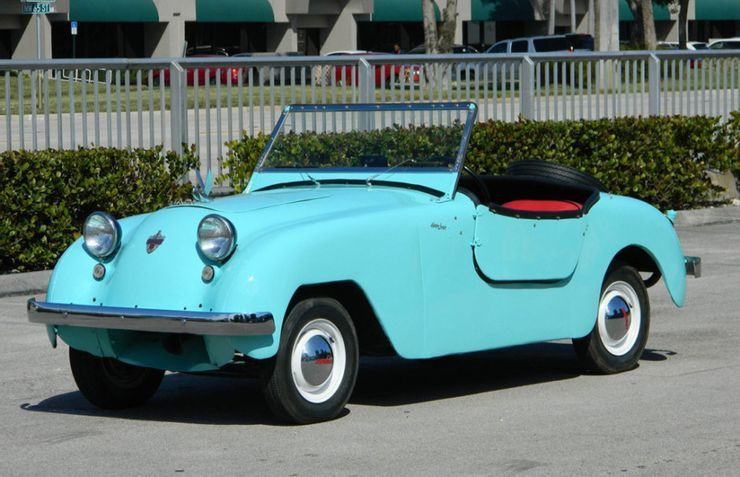 Hãng Crosley (Mỹ) chuyên chế tạo dòng xe bán tải cỡ nhỏ và thùng xe tiện ích đã cho ra mắt mẫu xe thể thao Crosley Hotshot vào năm 1949. Động cơ của chiếc xe khá khiêm tốn với 26 mã lực, nên nó không thể trở thành một chiếc xe thể thao xuất sắc. Xe thiết kế chỉ có 2 chỗ ngồi trong một thiết kế nhỏ gọn.