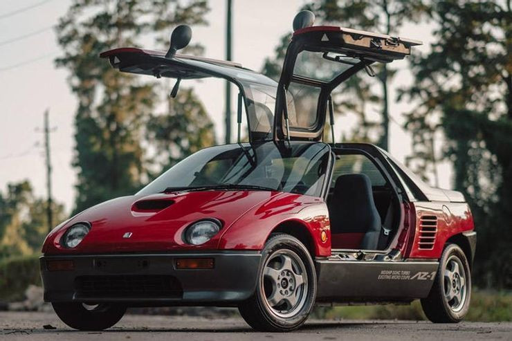 Năm 1992, chiếc xe Mazda Autozam AZ-1 được ra mắt với tư cách là 1 chiếc xe Kei thể thao. Xe được trang bị động cơ công suất 63 mã lực, cửa mở dạng cánh chim siêu độc đáo.