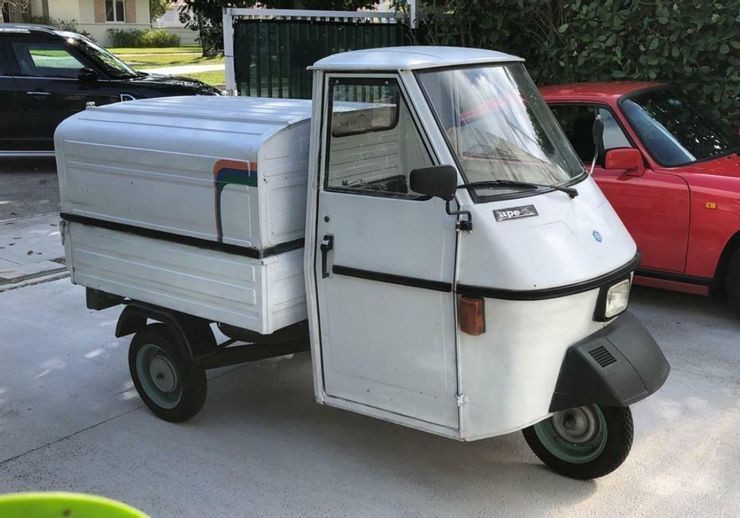 Mẫu xe này dựa trên thiết kế của chiếc xe ga Vespa nổi tiếng. Chiếc xe thường được người dân Italia sử dụng vào mục đích chở hàng hoặc làm xe bán cà phê di động. Ý tưởng chế tạo chiếc xe này vô cùng đơn giản, hãng chỉ cần thêm 1 khoang lái kín cho chiếc Vespa và gắn thêm 1 thùng xe ở phía sau. Thế nhưng nó hoạt động vô cùng hiệu quả, nên sau 50 năm sản xuất, nó đã phủ sóng khắp Italia và trở thành dòng xe của mọi nhà.