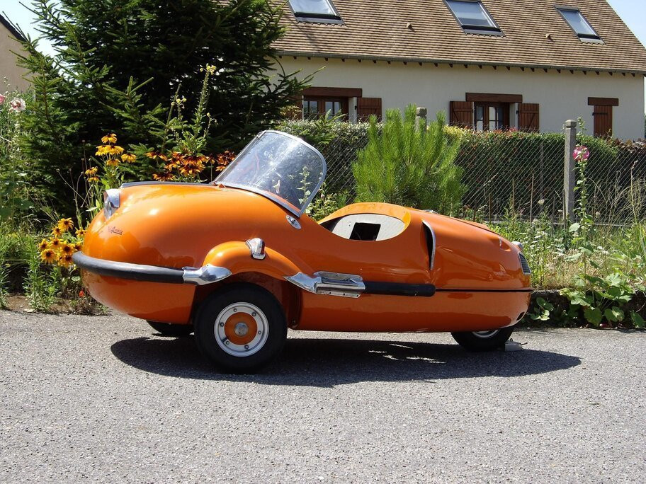 Avolette Record De Luxe có nguyên mẫu do French Societe Air Tourist (FSAT) sản xuất. Thiết kế của chiếc xe tựa như một con tàu nhỏ với phần đầu và phần đuôi hình vòm cực kỳ dễ thương. Điểm đặc biệt của chiếc xe là ở chỗ nó chỉ có 1 ghế ngồi, cực kỳ phù hợp với "hội độc thân vui tính", đi chơi một mình nhưng ai cũng phải chú ý.