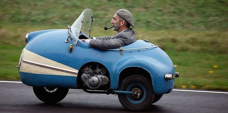 Brütsch Mopetta là chiếc xe ô tô nhỏ nhất thế giới từng được sản xuất. Theo thông tin từ Hotcars, bản nguyên mẫu protype của Mopetta được Brütsch chế tạo chỉ trong vòng 1 ngày. Chiếc xe này cũng có phần thân được thiết kế hình vòm, siêu dễ thương và có 1 ghế ngồi. Đây đích thị là sản phẩm chỉ dành cho những người độc thân.