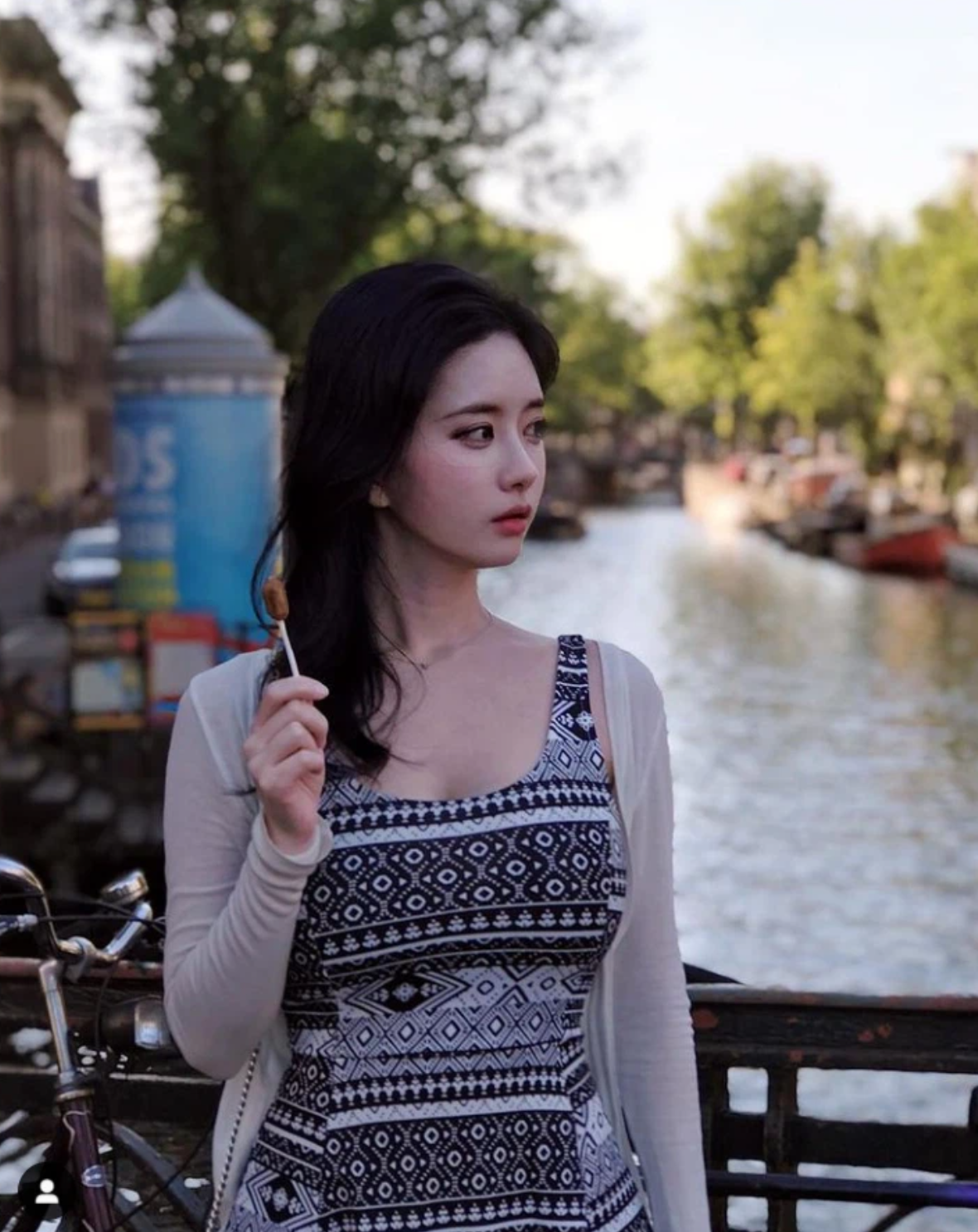 Thực tế, tên tuổi của Yuki Han bắt đầu nổi lên và được nhắc tới rất nhiều sau một bức ảnh chụp cô nàng trên tàu điện ngầm. Trong bức ảnh chính nhan sắc nổi trội cũng như vòng một ngoại cỡ của Yuki đã trở thành điểm thu hút người xung quanh.