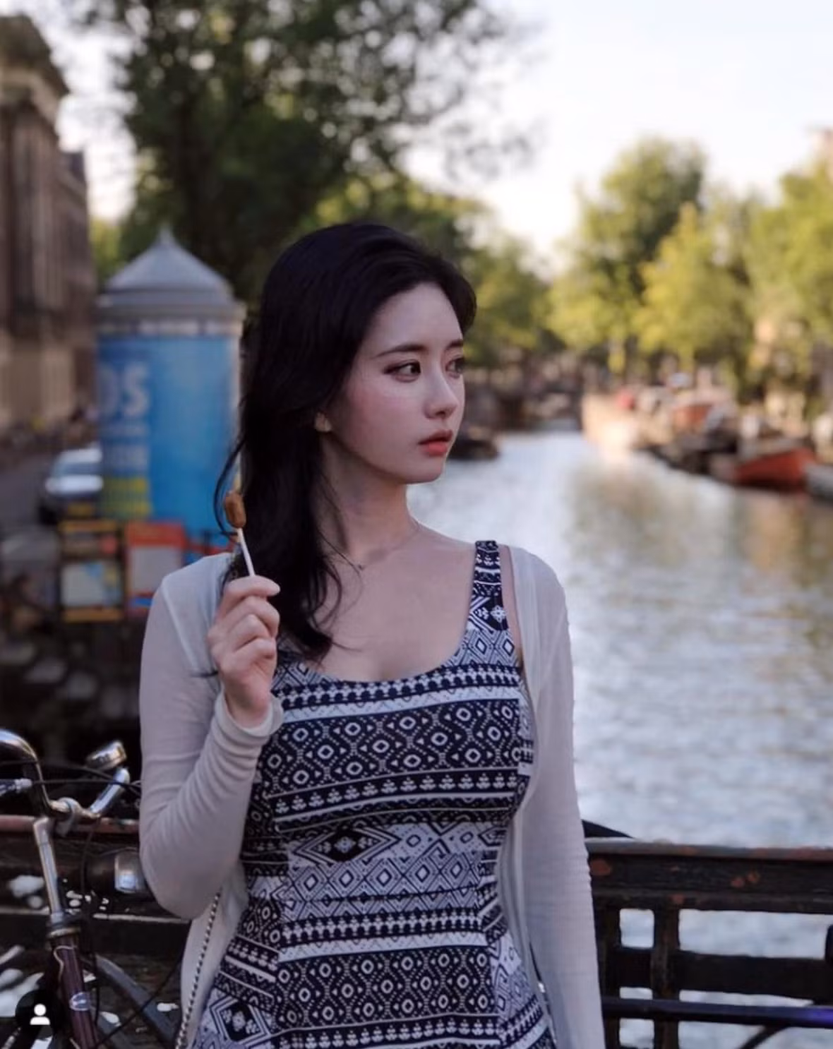 Thực tế, tên tuổi của Yuki Han bắt đầu nổi lên và được nhắc tới rất nhiều sau một bức ảnh chụp cô nàng trên tàu điện ngầm. Trong bức ảnh chính nhan sắc nổi trội cũng như vòng một ngoại cỡ của Yuki đã trở thành điểm thu hút người xung quanh.