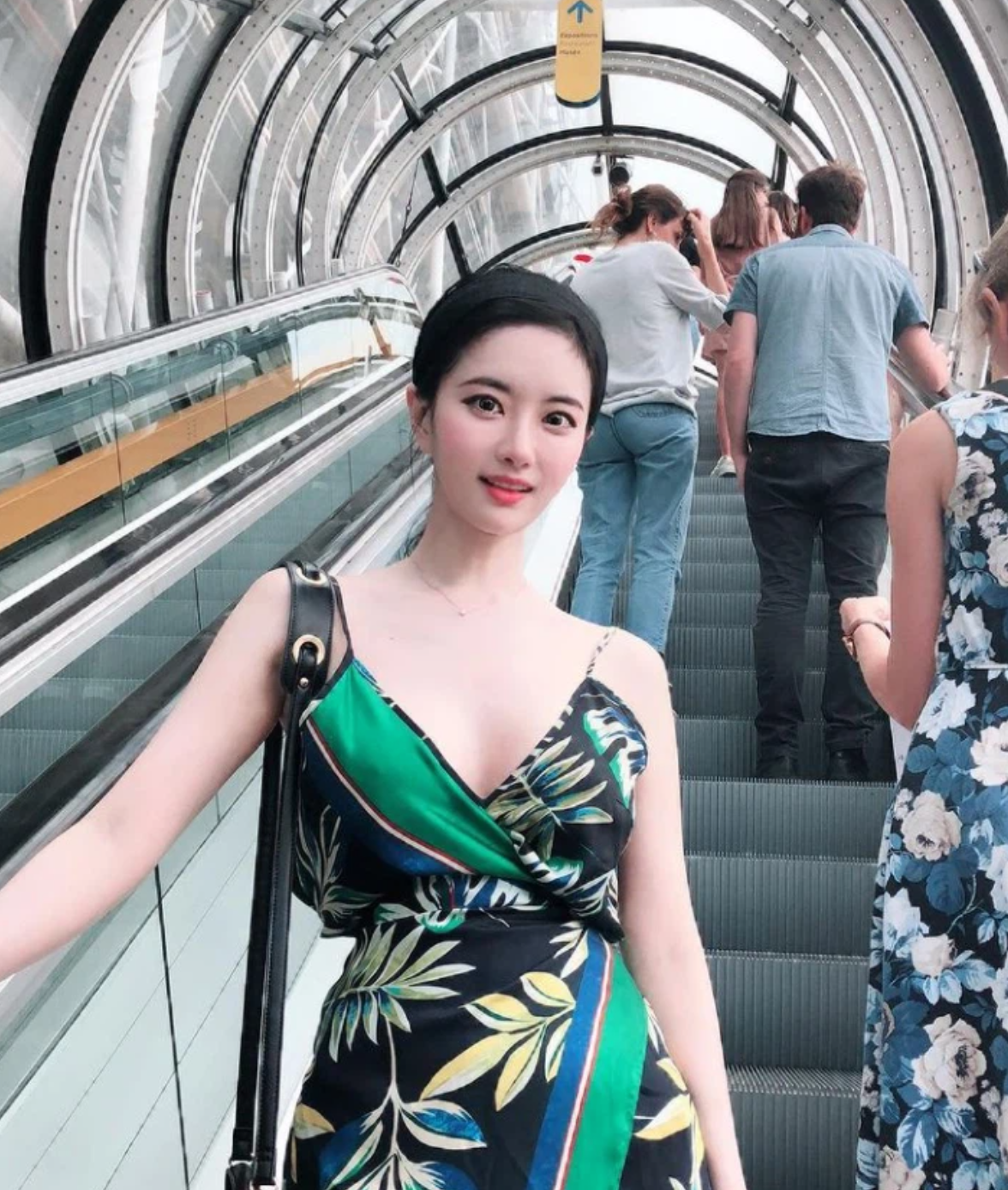 Từ "hot girl ngực khủng", "streamer sở hữu vòng một đẹp nhất Châu Á" và còn nhiều những biệt danh nữa và hầu hết đều được gắn với vòng một khủng của cô gái này.