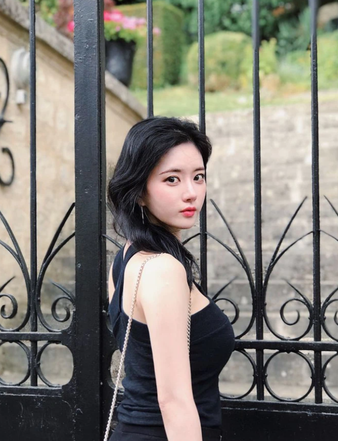 Nhờ có vóc dáng gợi cảm, nữ streamer xứ Hàn thường xuyên ăn mặc nóng bỏng khoe hình thể.