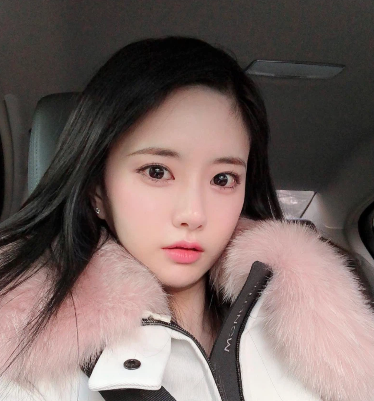 Cô có làn da trắng hồng, khuôn mặt Vline thanh tú cùng nhiều đường nét xinh xắn được ví như búp bê. Ngay cả khi không son phấn hay qua app chỉnh ảnh, Yuki Han vẫn rất xinh đẹp và tươi tắn.