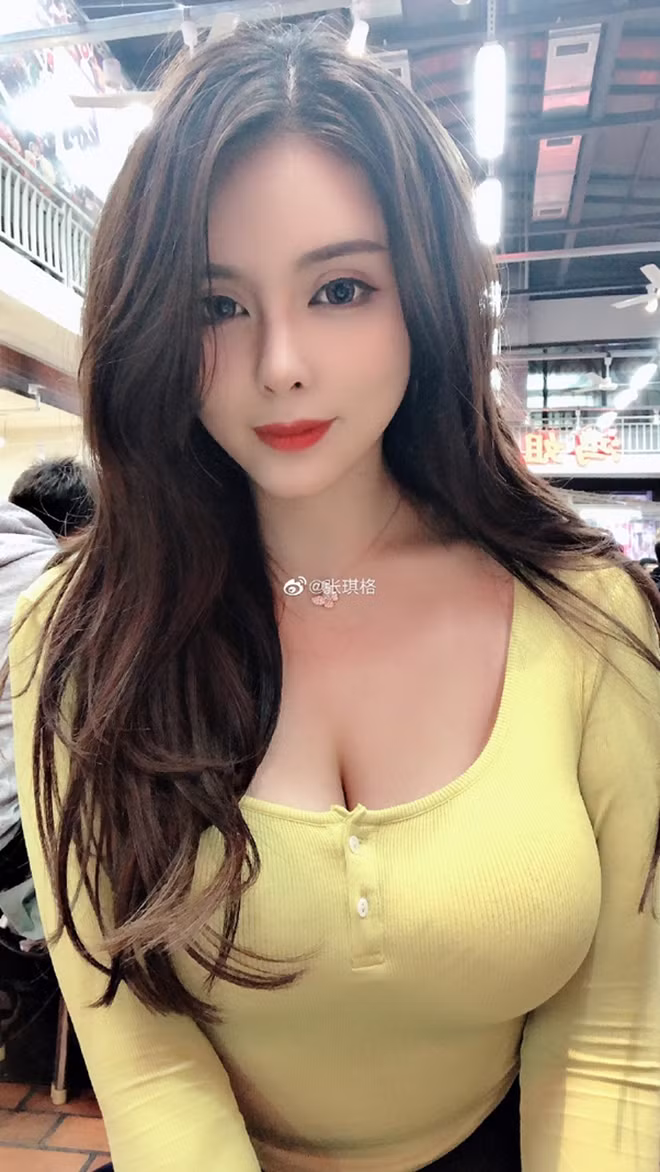 Với lối dẫn chuyện hài hước cùng thân hình sexy, nóng bỏng, nữ streamer đã chiếm được trái tim của hàng triệu người hâm mộ.