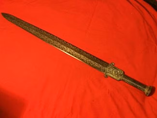 Vào năm 1970, khi khai quật đội quân đất nung nổi tiếng trong lăng mộ Tần Thủy Hoàng, các nhà khảo cổ học đã phát hiện ra những thanh kiếm sắc bén vốn được phủ một lớp ôxít crôm mỏng. Đặc biệt, sau hai thiên niên kỷ, các lưỡi kiếm vẫn không hề bị gỉ.