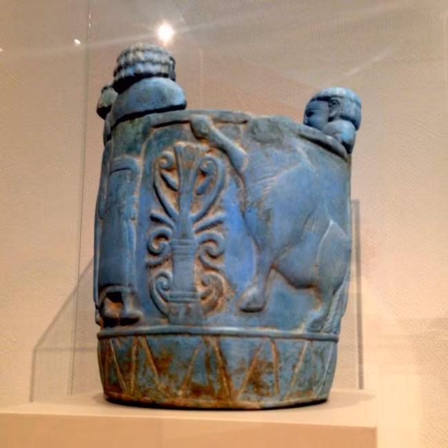 Theo các nhà khoa học có thể người Ai Cập đã tạo ra loại thuốc nhuộm tổng hợp vào năm 3000 trước Công nguyên để tạo ra nước men sử dụng trong gốm sứ.