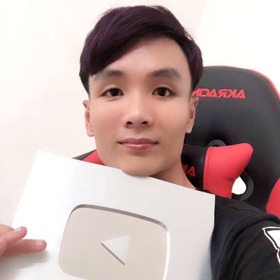 Chỉ một thời gian ngắn tham gia làng Youtuber, Tacaz đã được nhận ngay nút bạc một cách đáng tự hào.