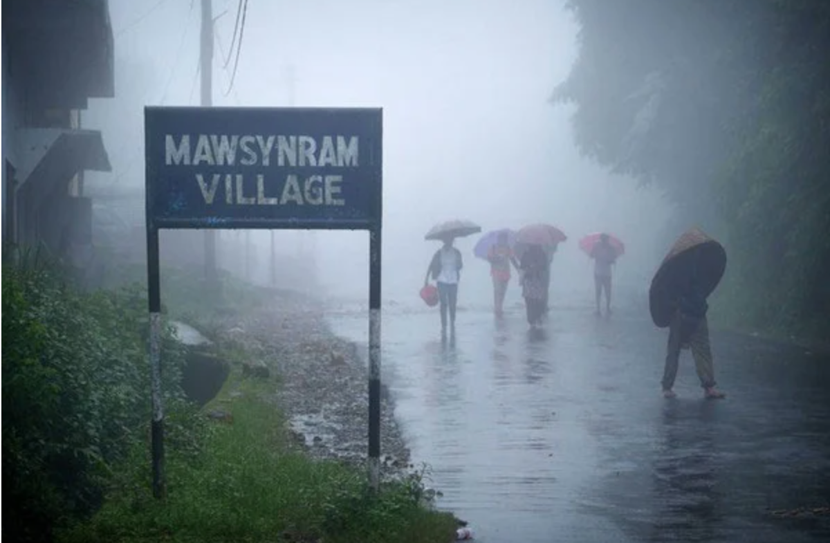 Theo mô tả, khi mùa mưa tới, tiếng mưa rơi xuống gây ra âm thanh ồn ào tới mức học sinh không thể nghe thấy tiếng giáo viên giảng bài. Nhằm giảm tiếng ồn, người dân tại đây đã nghĩ ra cách lót những lớp cỏ dày lên mái.