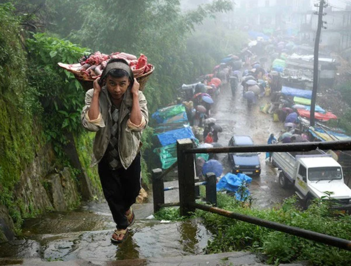 Meghalaya cũng là nơi sinh sống của khoảng 3 triệu người, chủ yếu là người dân tộc Khasi (khoảng 1,2 triệu người), người Garos và người Jaintia.