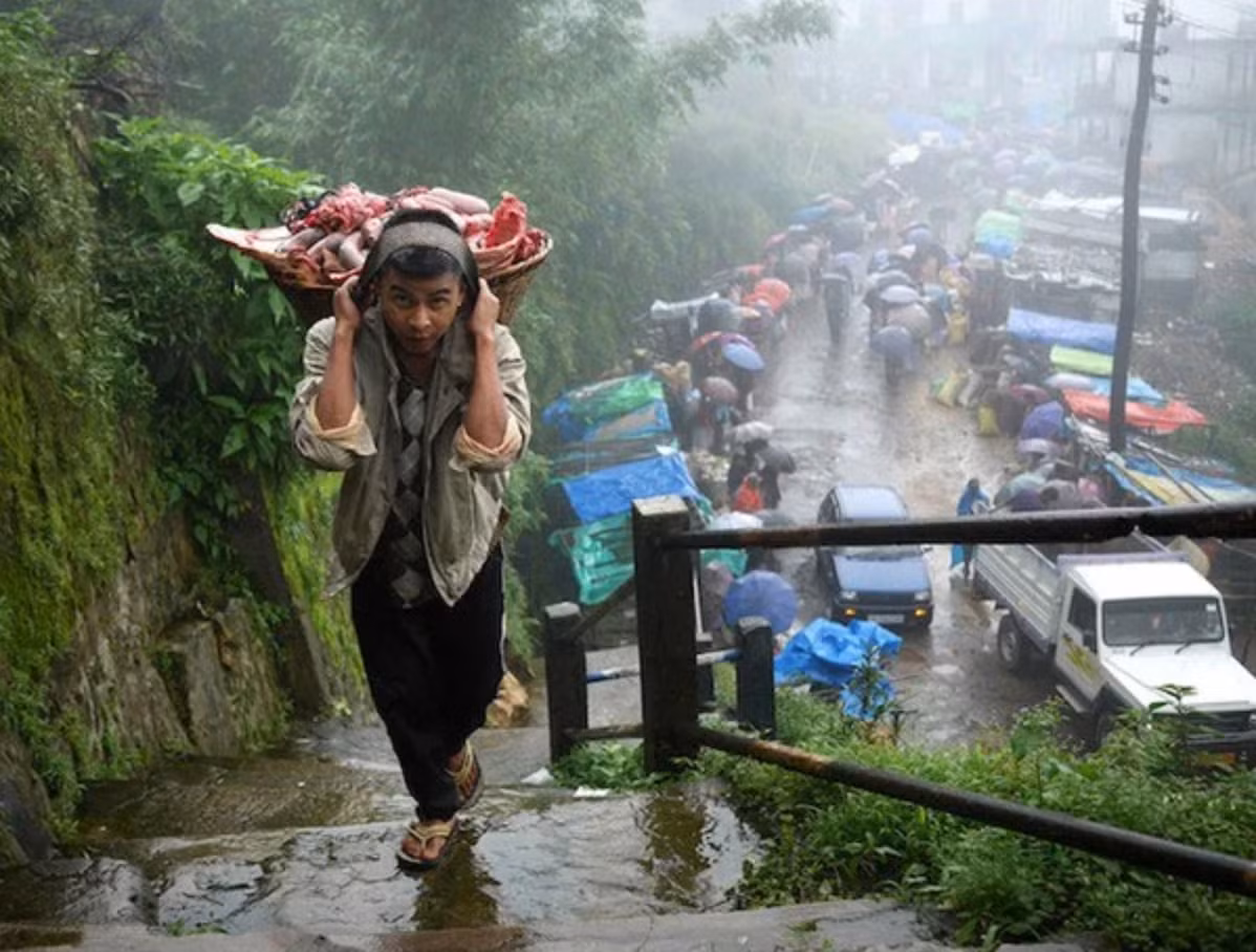 Meghalaya cũng là nơi sinh sống của khoảng 3 triệu người, chủ yếu là người dân tộc Khasi (khoảng 1,2 triệu người), người Garos và người Jaintia.