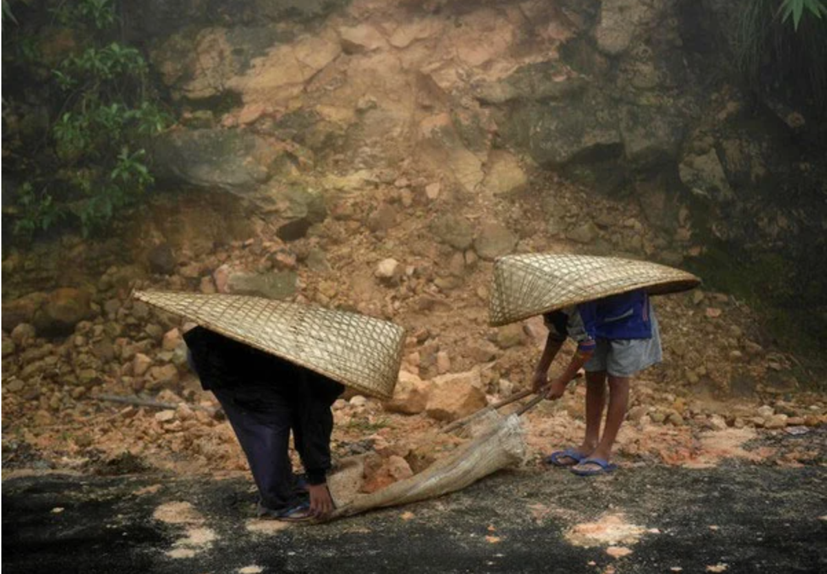 Để chống chọi lại với những trận mưa dai dẳng, người dân ở đây chế tạo ra một loại “áo mưa” có tên là Knups với hình dạng như chiếc thuyền được làm từ tre và lá chuối.