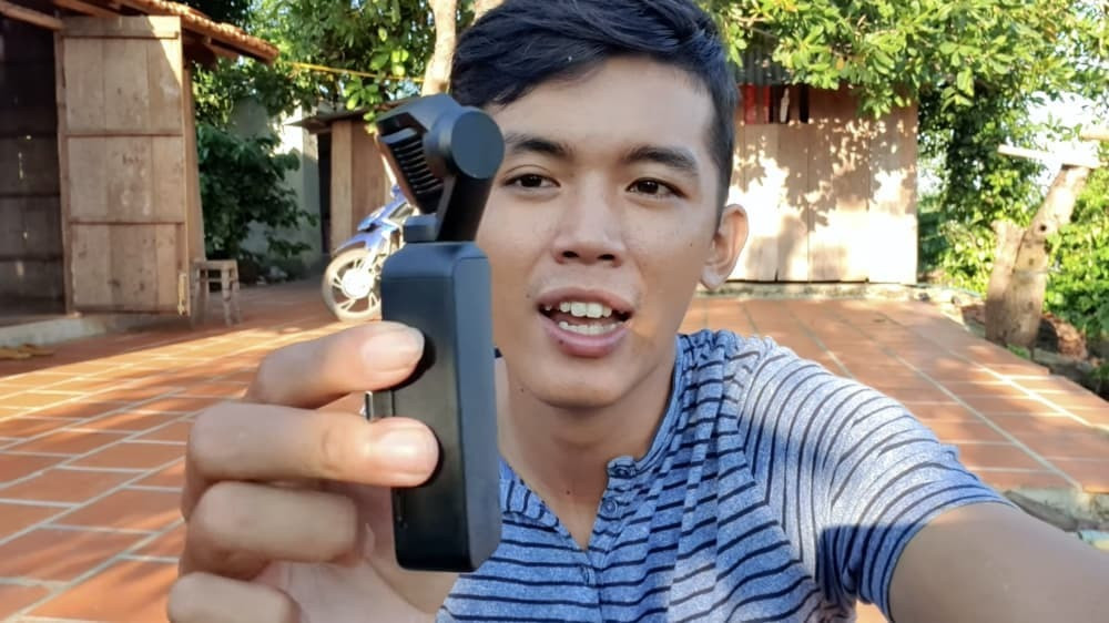 Chàng "YouTuber nghèo nhất Việt Nam" đã có cuộc sống mới, trong ảnh Sang đang "khoe" đồ nghề quay video mới tậu.