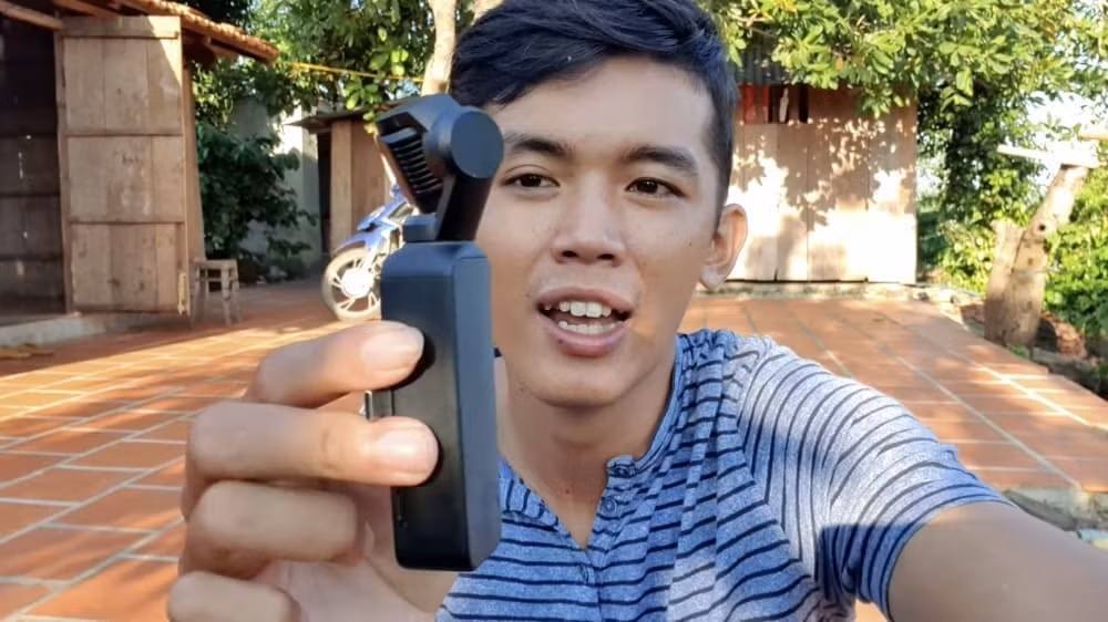 Chàng "YouTuber nghèo nhất Việt Nam" đã có cuộc sống mới, trong ảnh Sang đang "khoe" đồ nghề quay video mới tậu.