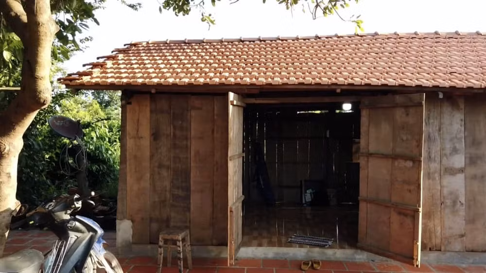 Hiện nay anh chàng YouTuber đã dựng lại chiếc nhà mới cho mẹ, sàn nhà lát gạch bông, mái lợp ngói và vách làm từ gỗ rất chắc chắn.