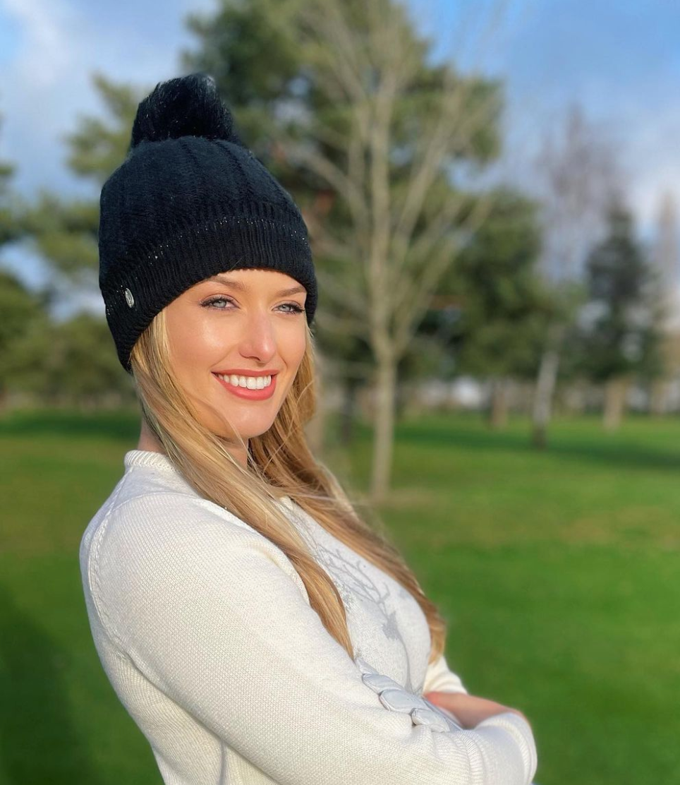 Nữ golf thủ Bella Anger có đến 215 nghìn người theo dõi trên Instagram và cô gái 22 tuổi này thường khiến người hâm mộ phải trầm trồ với những cú đánh gôn trong những bộ trang phục kiệm vải.