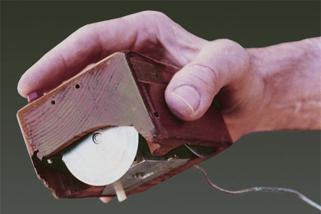 Những gì Engelbart trình bày năm 1968 đã vẽ lên tương lai của kỷ nguyên điện toán mà sau này được trung tâm nghiên cứu Palo Alto Research Center của Xerox phát triển. Nhưng phải tới đầu thập niên 80 của thế kỷ trước, chuột máy tính mới trở thành chuẩn mực trong điều khiển máy tính nhờ Apple, Microsoft, IBM biến thành sản phẩm thương mại và thay đổi cuộc sống hiện đại của con người.