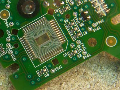 Steve Kirsh của Tập đoàn Mouse Systems và Richard Lyon của Xerox đã cùng lúc phát minh ra mẫu chuột quang đầu tiên. Cả hai mẫu chuột quang đều có thể nhận dạng chuyển động bằng vi cảm biến ánh sáng đặt bên dưới thân chuột, từ đó di chuyển vị trí con trỏ phía trên màn hình.