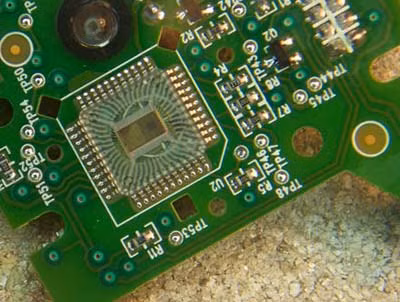 Steve Kirsh của Tập đoàn Mouse Systems và Richard Lyon của Xerox đã cùng lúc phát minh ra mẫu chuột quang đầu tiên. Cả hai mẫu chuột quang đều có thể nhận dạng chuyển động bằng vi cảm biến ánh sáng đặt bên dưới thân chuột, từ đó di chuyển vị trí con trỏ phía trên màn hình.