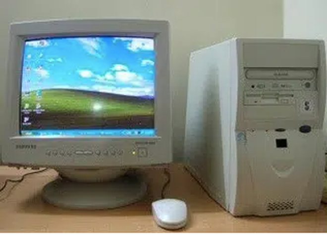 Chiếc máy tính đời đầu, to, nặng nhưng là niềm mơ ước của bao người thời đó.