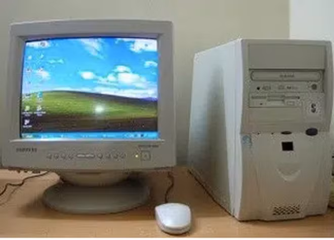 Chiếc máy tính đời đầu, to, nặng nhưng là niềm mơ ước của bao người thời đó.