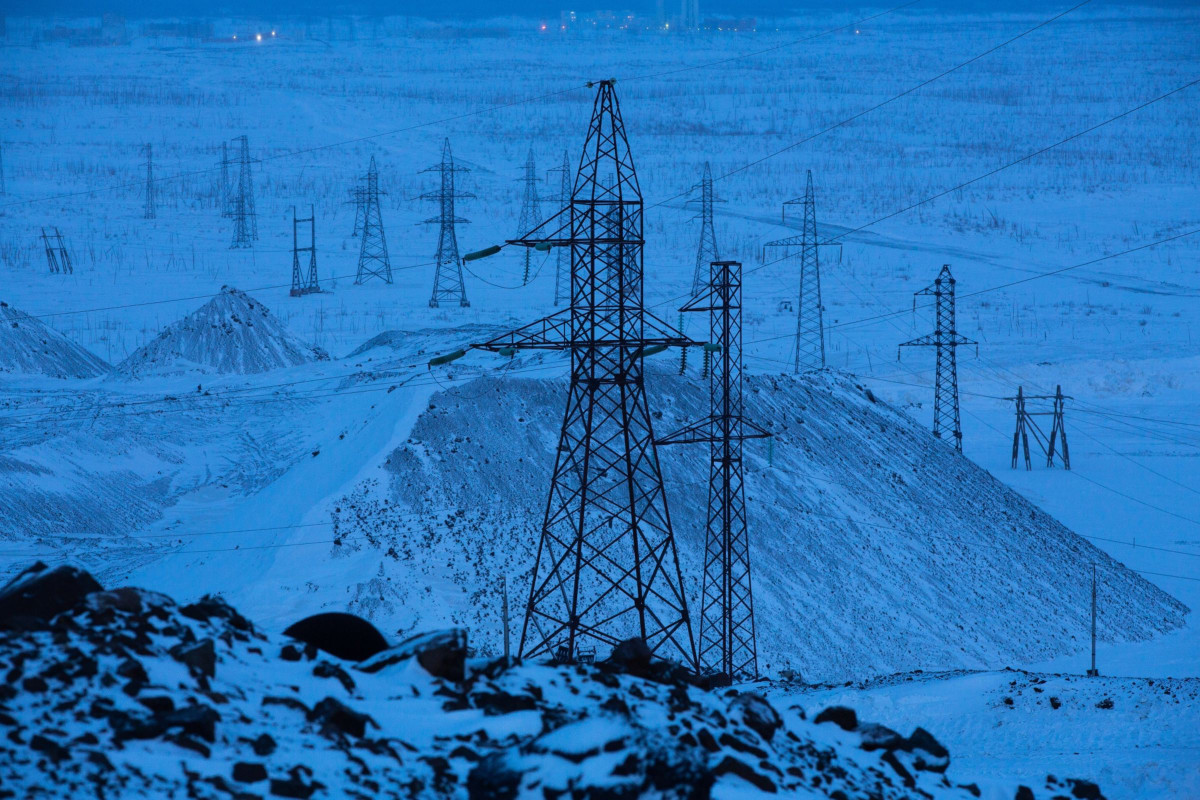 Đường dây truyền tải điện đến trang trại từ Norilsk Nickel. BitCluster chỉ phải trả khoảng 0,04 USD cho mỗi Kwh điện, mức rẻ nhất nhì thế giới. Norilsk chỏ yếu sử dụng khí và năng lượng hydro để sản xuất điện. BitCluster có khoảng 5.000 máy đào tại đây.