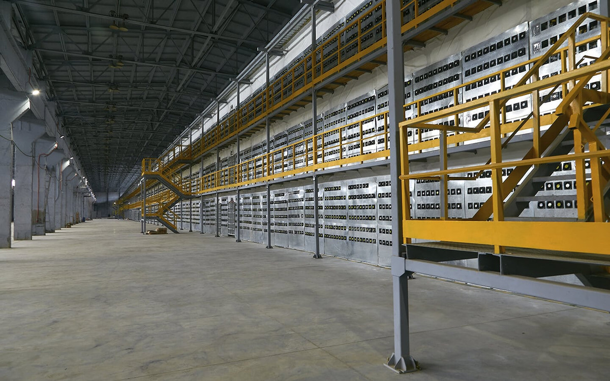 Tổng cộng, khu vực này có 9 container, kích thước lớn nhỏ khác nhau tạo thành hệ thống máy đào rất lớn.