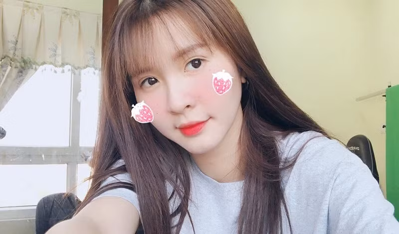 Ngân Sát Thủ có lượng fan đông đảo nhiều năm nay bởi vẻ ngoài xinh đẹp, ngọt ngào cùng khả năng đa-zi-năng từ ca hát đến nhảy nhót. Nhất là khi cô nàng "về chung một nhà" cùng với ViruSs thì cái tên Ngân Sát Thủ lại trở nên hot hơn bao giờ hết.