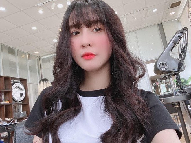 Nữ Streamer sinh năm 1996 từng bật mí thu nhập từ làm mẫu ảnh và quảng cáo mỗi tháng lên tới 100 triệu đồng.