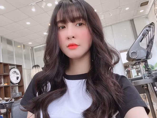 Nữ Streamer sinh năm 1996 từng bật mí thu nhập từ làm mẫu ảnh và quảng cáo mỗi tháng lên tới 100 triệu đồng.