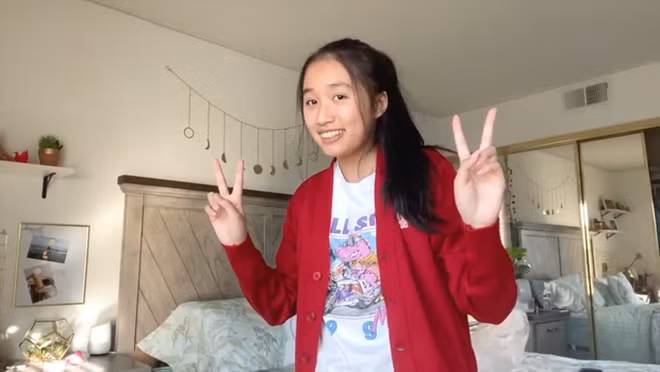 Tuy là con nhà có điều kiện chính hiệu, nhưng nữ Youtuber 16 tuổi này lại không hề khoe khoang về gia cảnh hay thể hiện mình là tiểu thư, thay vào đó cô nàng rất thân thiện, không cầu kỳ.