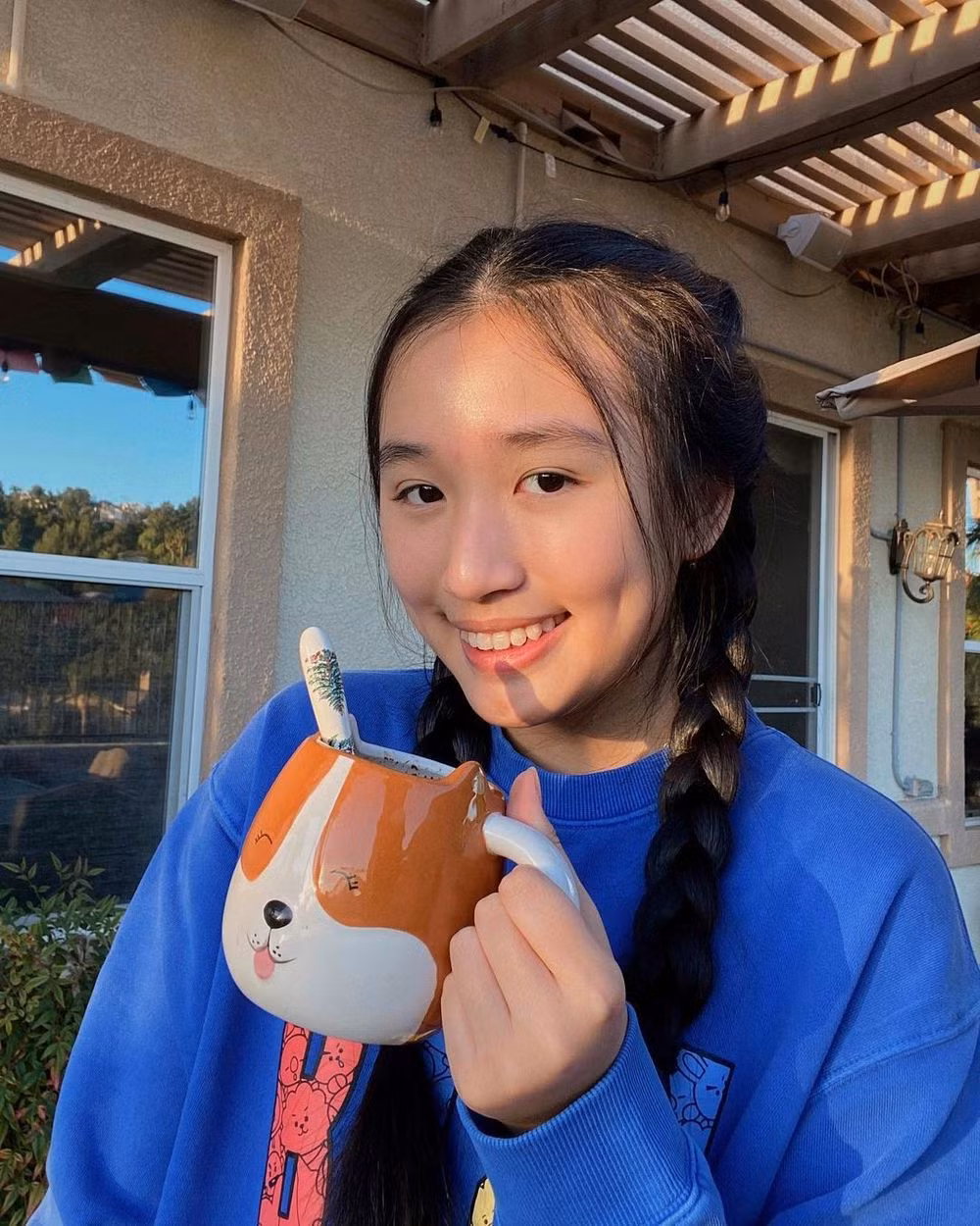 Cũng là một cô gái trẻ con nhà giàu nhưng Jenny Huỳnh hoàn toàn để mặt mộc không son phấn hay ăn diện hiện đại khi ra ngoài.