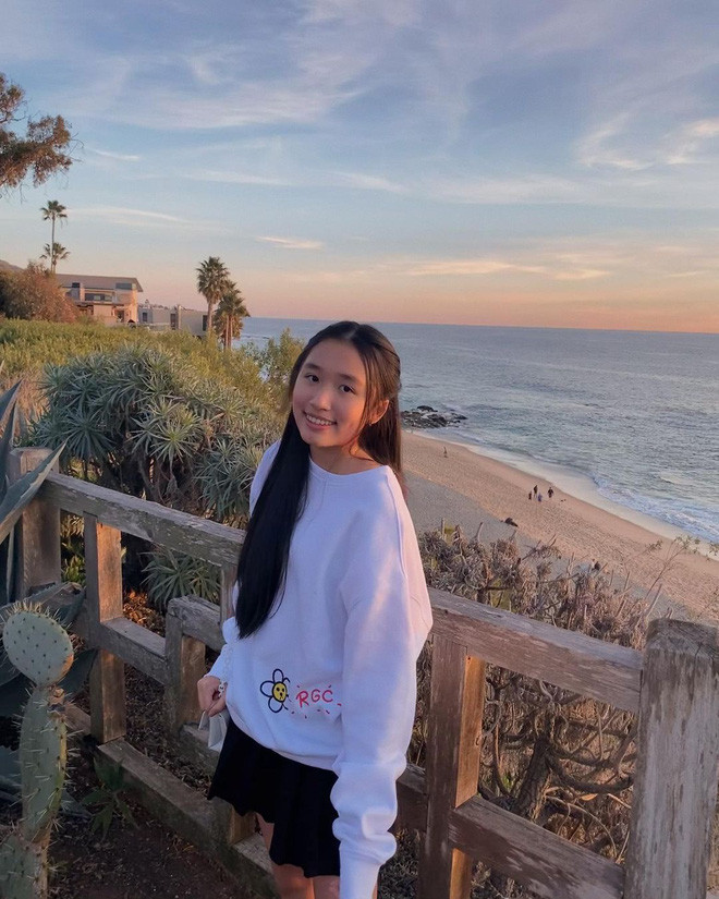 Jenny Huỳnh là một Youtuber thế hệ mới, cô sinh năm 2005, mỗi clip mà cô đăng tải đều xoay quanh chủ đề về cuộc sống, nhận được nhiều lượt xem.