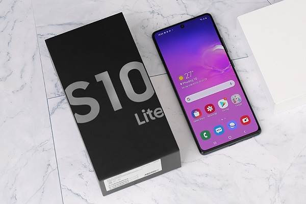 Samsung Galaxy S10 Lite, gây chú ý đầu năm 2020 khi vẫn giữ nguyên những điểm mạnh chủ yếu của dòng Galaxy S cao cấp về hiệu năng và camera, tuy nhiên mức giá lại rẻ hơn kha khá so với đàn anh Galaxy S10/S10+. Đây cũng là smartphone Samsung đầu tiên được trang bị hệ thống siêu chống rung Super Steady OIS trên camera chính, mang lại các bức hình rõ hơn và video với độ ổn định cao, cùng phiên bản Android 10 với những tính năng mới lạ vô cùng tiện lợi.