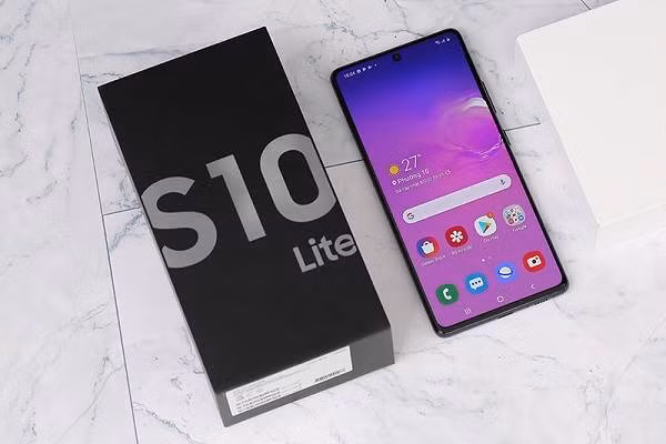 Samsung Galaxy S10 Lite, gây chú ý đầu năm 2020 khi vẫn giữ nguyên những điểm mạnh chủ yếu của dòng Galaxy S cao cấp về hiệu năng và camera, tuy nhiên mức giá lại rẻ hơn kha khá so với đàn anh Galaxy S10/S10+. Đây cũng là smartphone Samsung đầu tiên được trang bị hệ thống siêu chống rung Super Steady OIS trên camera chính, mang lại các bức hình rõ hơn và video với độ ổn định cao, cùng phiên bản Android 10 với những tính năng mới lạ vô cùng tiện lợi.