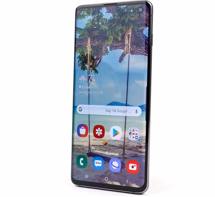 Galaxy S10 được ra mắt vào tháng 3/2019 cùng với S10 Plus và S10e. Nếu như người anh to lớn S10 Plus nhận được nhiều sự quan tâm vì nó lớn hơn, chứa nhiều thứ hơn đặc biệt là cụm camera kép phía trước thì S10 lại dành được sự thu hút chính nhờ sự nhỏ gọn của nó.